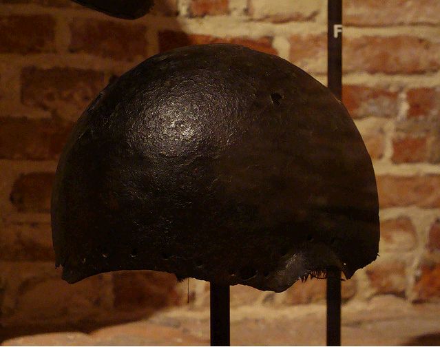 ca. 1300 - 'archer's helmet (cerveliere)', Hallepoort, Koninklijke Musea voor Kunst en Geschiedenis, Brussel, Belgium.jpg