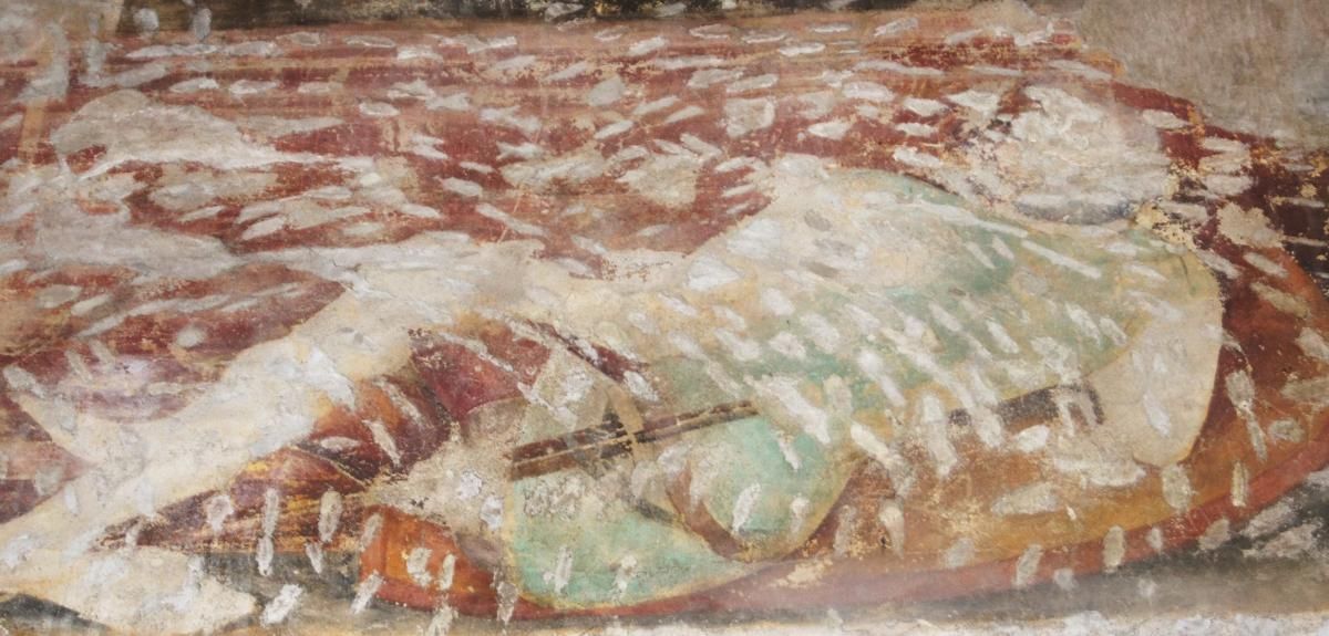 Emauzský klášter, Praha, 1360 - 1370, strážce božího hrobu ležící na velkém štítu.jpg
