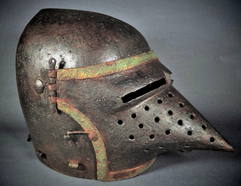 Casque bassinet or Hounskull Pig Face, after 1350. Chateau de belcastel..jpg